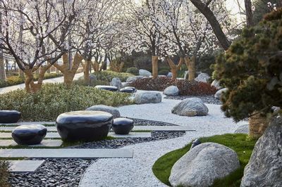 景觀置石方法大全_石材 : 園林作為一門(mén)藝術(shù),對(duì)于意境有著很高的要求,除了普遍的山、水組合,&ldquo;石&rdquo;作為現(xiàn)代園林中也是必不可少的元素之一,帶個(gè)人們無(wú)窮的想象空間和精神享受。 以石材或仿石材布置成自然露巖景觀的造景手法被稱(chēng)之為置石,置石&hellip;